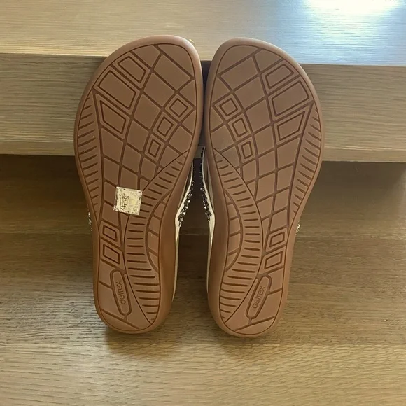 Aetrex Jules Slip On Thong Sandal in Cream - Picture 4 of 6